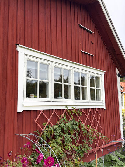 Färdigt resultat! Nya fönster med varsamt renoverade bågar, redo för många år till.