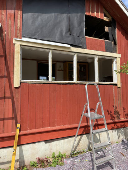 Den ny karm är på plats och fasaden börjar få sitt nya uttryck.
