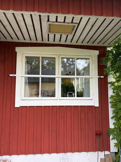 Med riktiga spröjs fick fönstret ett mer klassiskt uttryck som knyter ihop det med husets övriga fönster.